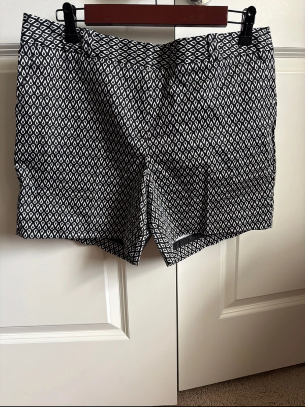 NWT Worthington Black Diamond Black & White Geometric Bermuda Shorts size 10